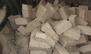 Briquettes combustibles à base de coques de tournesol pour le chauffage