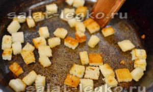 Recepte: Tunča salāti - ar grauzdiņiem, olām un dārzeņiem Salāti ar tunci un grauzdiņiem